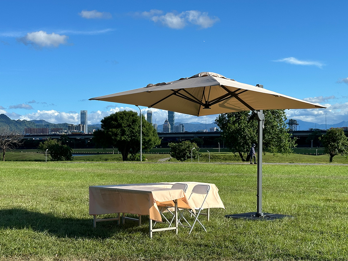 羅馬傘側柱式結構展示,3米寬遮蔽範圍,穩固鋁合金支架設計
